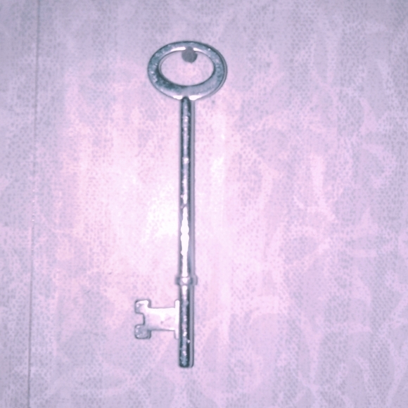 Sterling silver skeleton key pendant - Picture 1 of 5